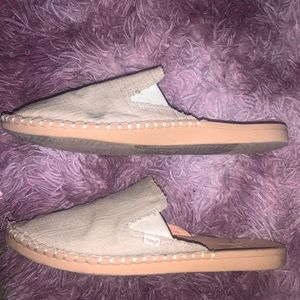 NWOT Reef slide on canvas mules